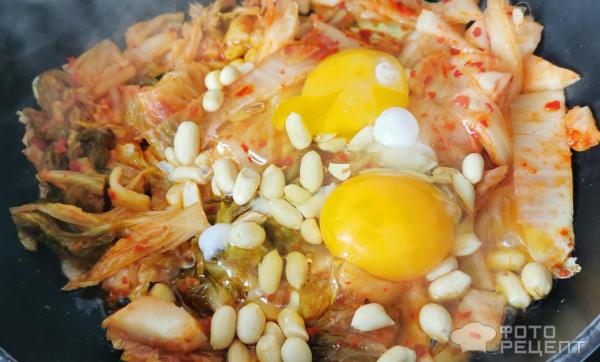 Кимчи жареное с яйцом и арахисом фото