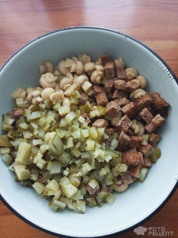 Салат с грибами, маринованными огурцами и консервированной фасолью (без майонеза)