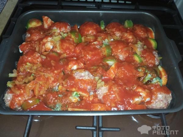Тефтели с овощами в томатном соусе фото