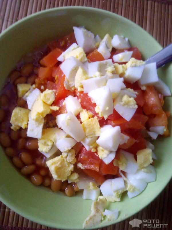 Салат с фасолью, яйцами и помидорами фото