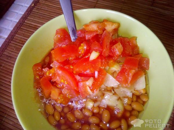 Салат с фасолью, яйцами и помидорами фото