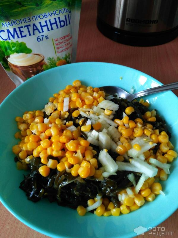 Яичный салат из морской капусты с кукурузой