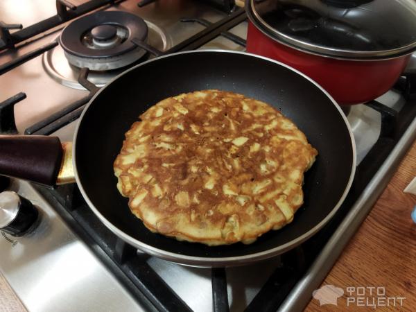 Шарлотка на сковороде с орехами фото