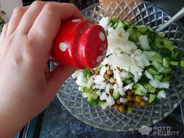 Салат с красной фасолью и свежим огурцом фото
