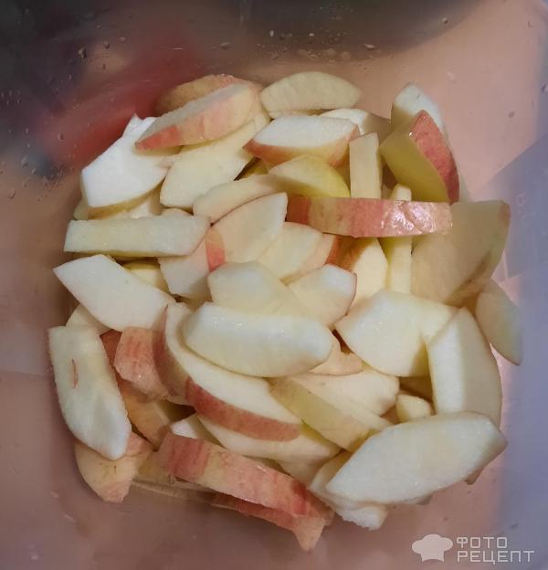 Ленивый пирог в микроволновке с яблоками и грецкими орехами фото