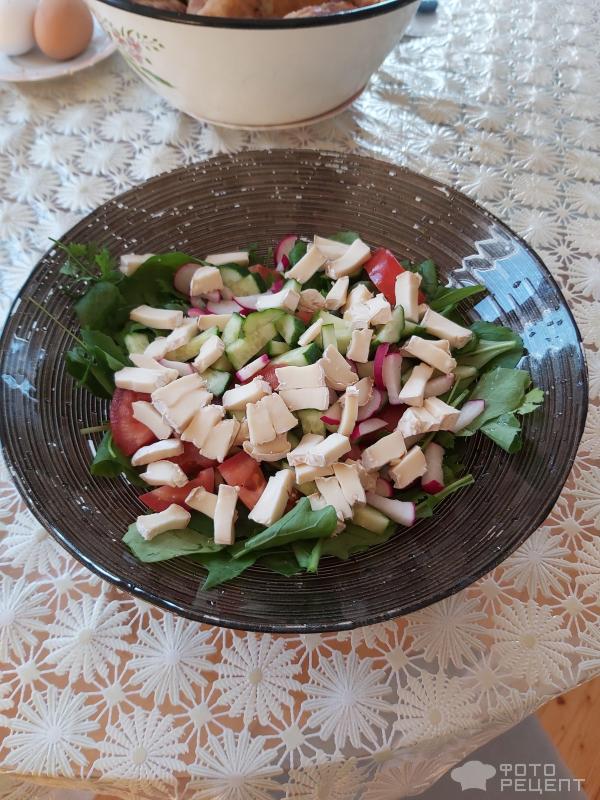 Легкий овощной салат с камембером и пикантной заправкой фото