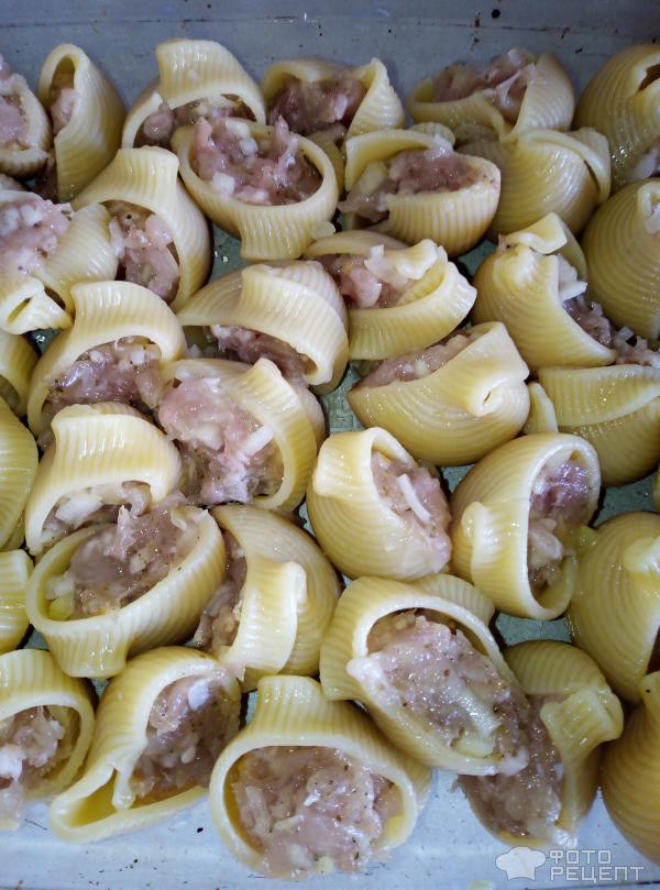 Фаршированные макароны-ракушки с сыром, шпинатом и беконом