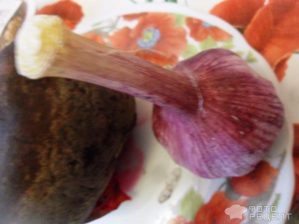 Свекольный салат с чесноком и грецким орехом фото