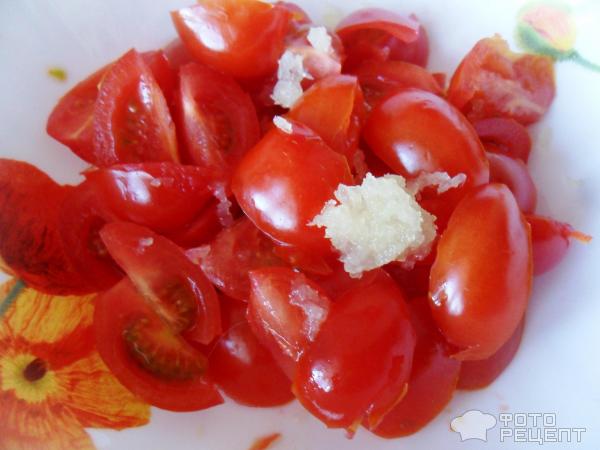 Салат из свежих помидор с сыром и чесноком фото