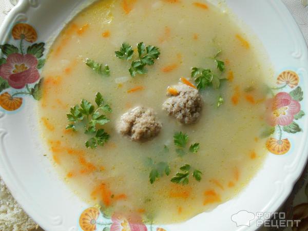 Суп с фрикадельками и хлопьями фото