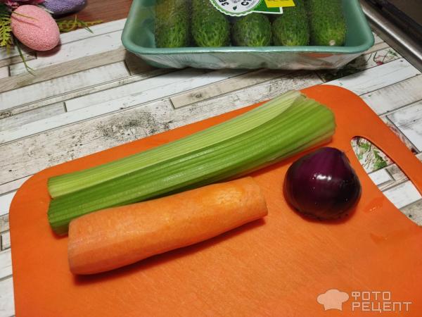 Салат из свежих овощей с сельдереем фото