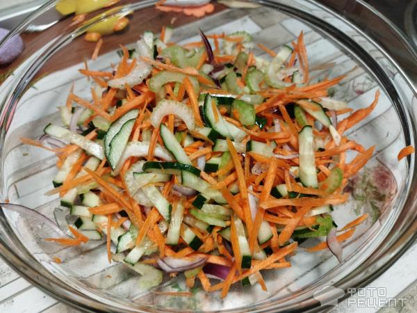 Салат из свежих овощей с сельдереем фото