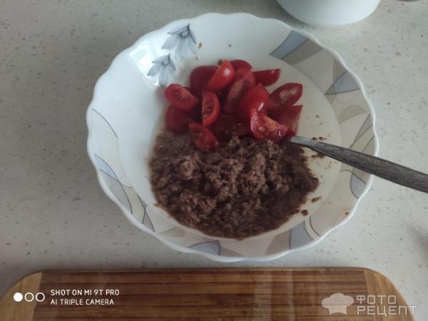 Салат с тунцом и помидорами фото