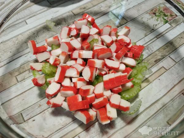 Легкий салат с крабовыми палочками фото
