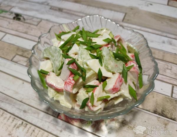 Легкий салат с крабовыми палочками фото