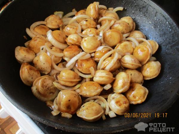 Жареные пельмени на сковороде в соусе - пошаговый рецепт с фото