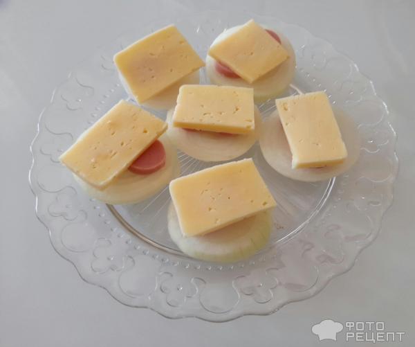 Быстрая закуска из лука с сыром и сосисками в микроволновке фото