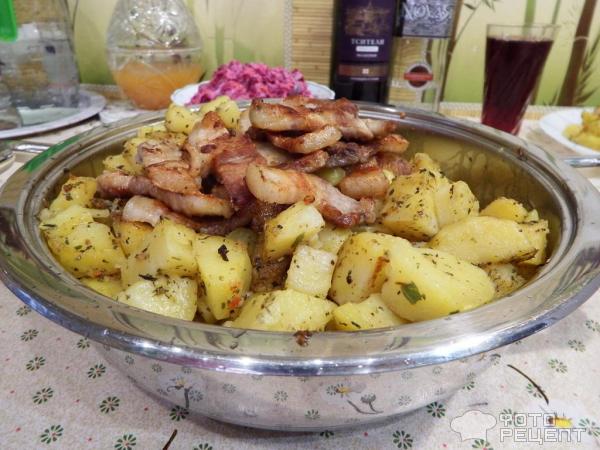 Жареная свиная грудинка с картошкой и луком фото
