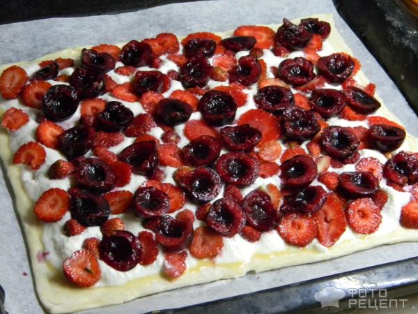 Пирог из слоеного теста с творогом и свежими ягодами фото