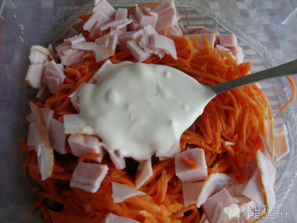 Салат с фасолью, морковкой по корейски и ветчиной фото