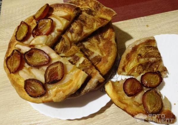 Пицца с грушей и корицей на пресном тесте фото