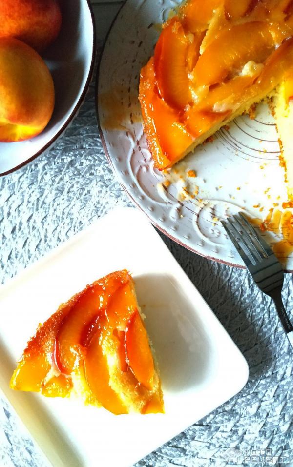 Пирог с карамелизированными фруктами фото