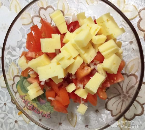 Салат с помидорами, сыром и брынзой фото