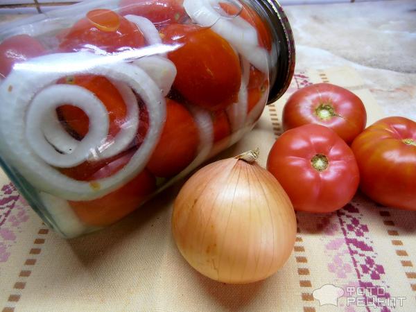 Консервированные помидоры с луком