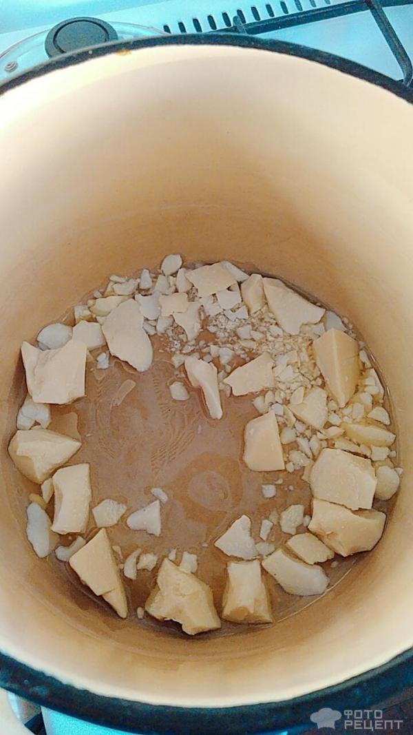 Масло какао тает на водяной бане