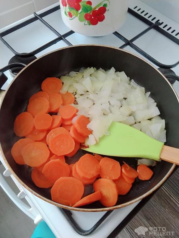 Пожарить лук и морковь