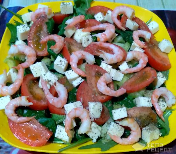 Салат из зелени, сыра, с креветками фото