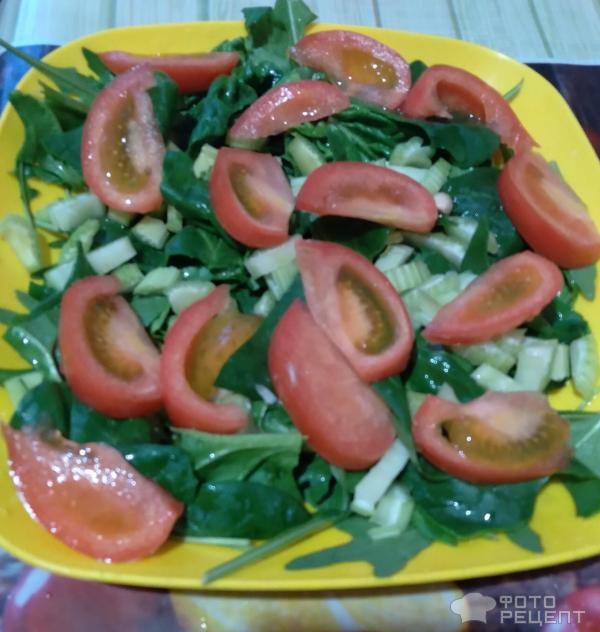 Салат из зелени, сыра, с креветками фото