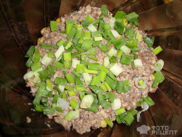 Слоёный салат с рыбными консервами и маринованным луком