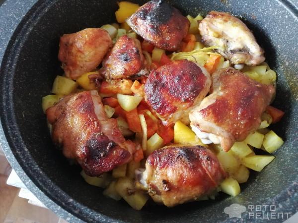 Картофель с куриными бедрышками в духовке фото