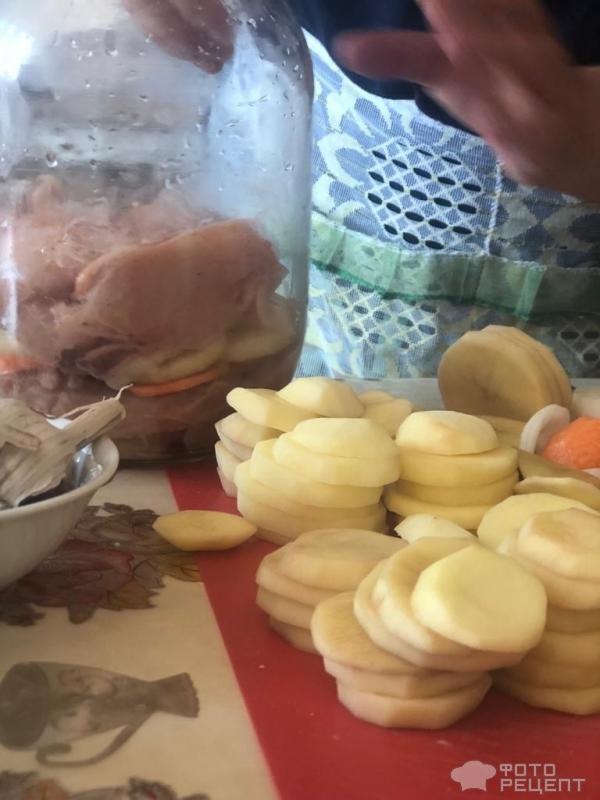 Запеченная курица с картошкой в трехлитровом балоне фото
