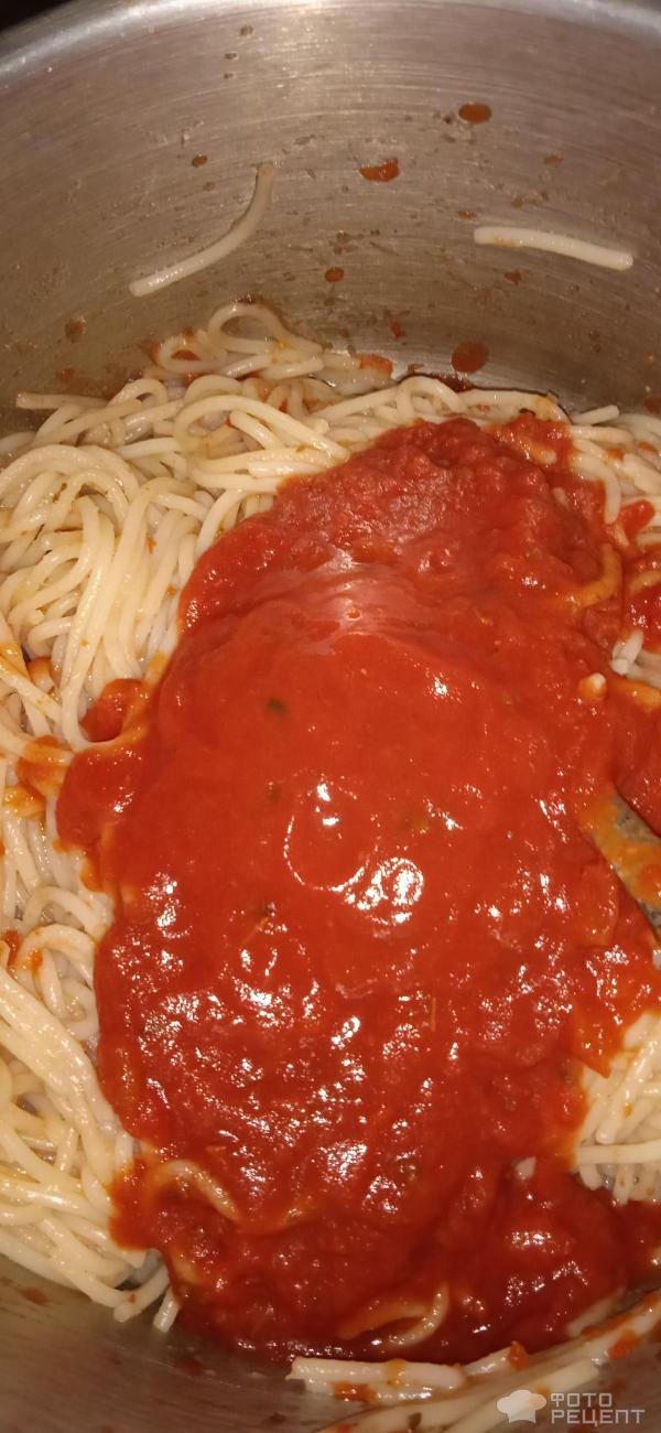 Спагетти с измельченными помидорами и жаренным луком фото