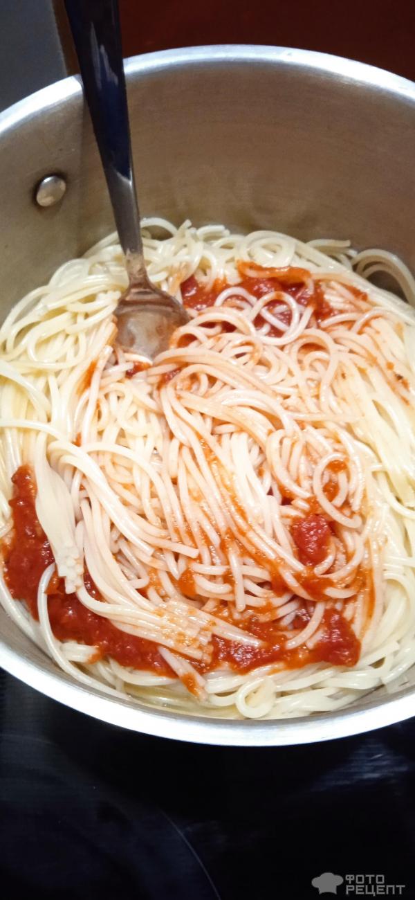 Спагетти с измельченными помидорами и жаренным луком фото