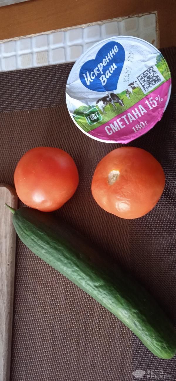 Салат из помидоров огурцов и сметаны фото