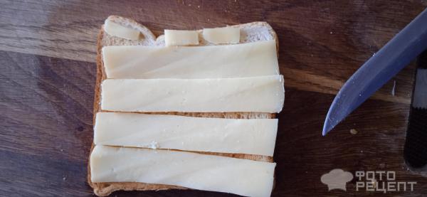 Горячие сэндвичи с колбасой и сыром фото
