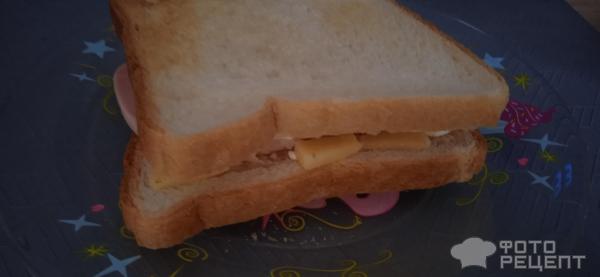 Горячие сэндвичи с колбасой и сыром фото