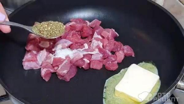 Тушеная говядина с гречкой, сельдереем и зеленым горошком фото