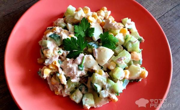 Салат с тунцом, картофелем и сухариками