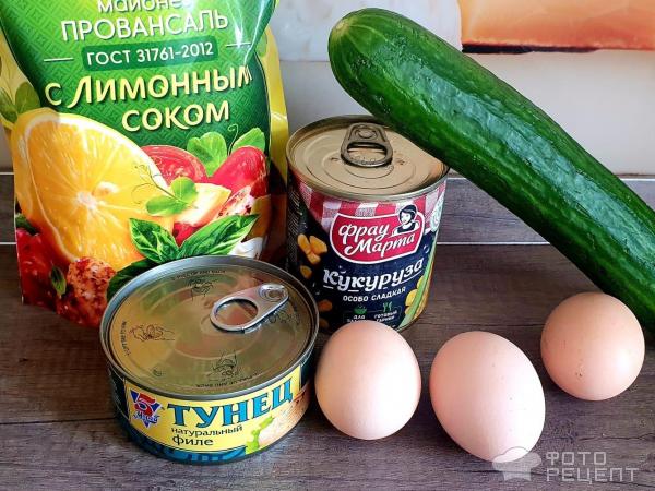 Салат с яйцом, тунцом и огурцом