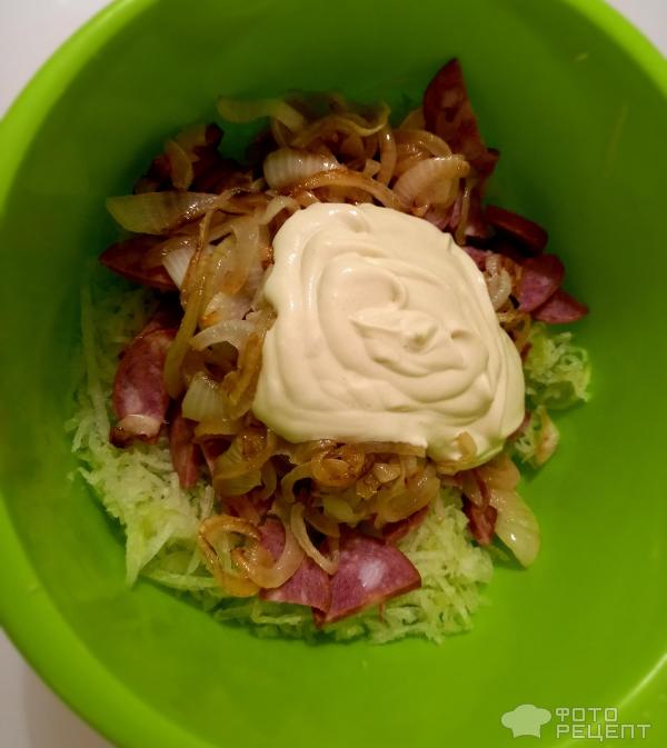 Салат из копченной колбасы фото