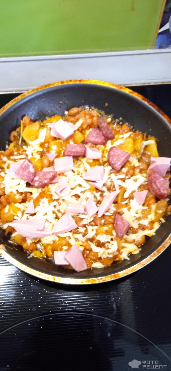 Картофель с луком, морковкой и фасолью жареная на сковороде фото