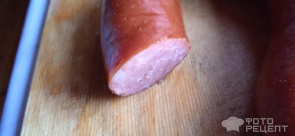 Полукопченая колбаса на решетки гриль фото