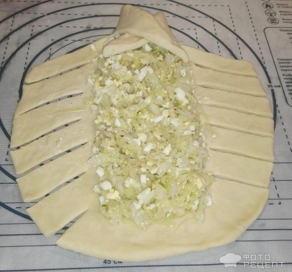 Пирог Косичка из слоеного теста с грибами, сыром и ветчиной