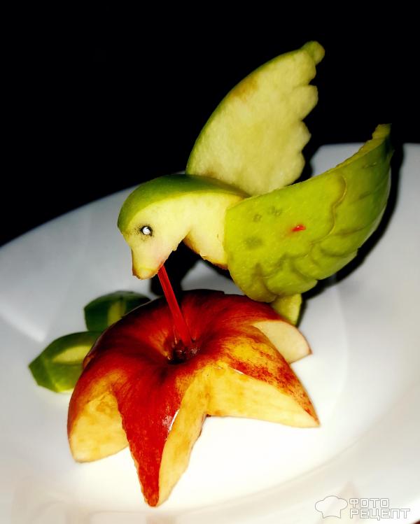 Праздничное украшение из фруктов Колибри для десертов фото