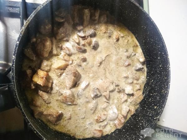 Свинина, тушенная с грибами, в сметанном соусе фото
