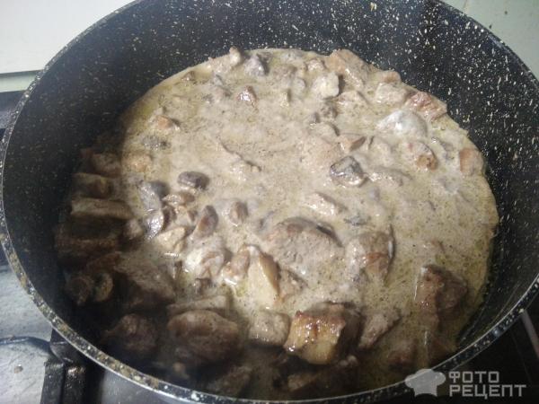 Свинина, тушенная с грибами, в сметанном соусе фото